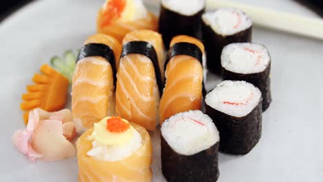 Verschiedene-Sushi-Auf-Dem-Teller-Serviert