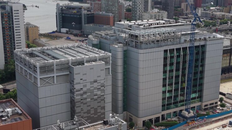 Ampio campus di data center visto dall'alto. Edifici moderni sono in costruzione in un'area urbana. È visibile un'ampia attrezzatura sul tetto. Luminosa luce diurna