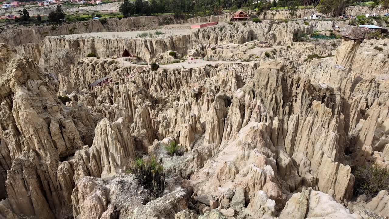 Veduta aerea di formazioni paesaggistiche lunari nella Valle de la Luna, La Paz, Bolivia
