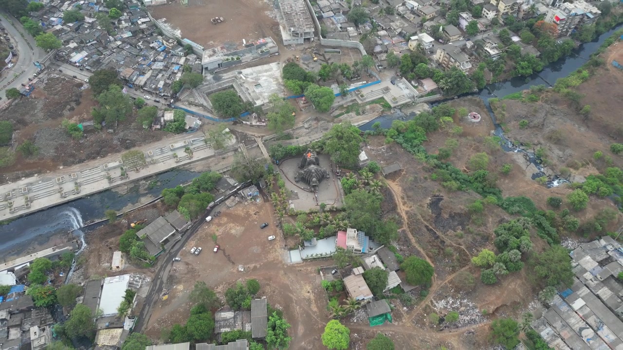 Ripresa aerea cinematografica con avvicinamento dell'architettura storica indù in India, che mostra l'intricato design del tempio, il patrimonio e la grandezza culturale