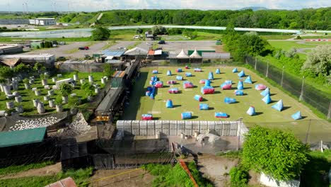 búnkeres y pista de obstáculos en un parque de paintball al aire libre