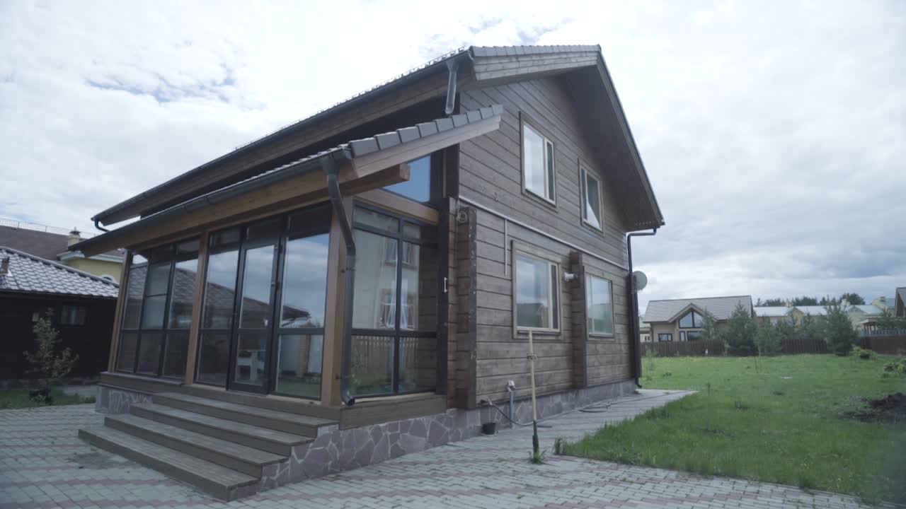 casa de madera moderna con sala de sol