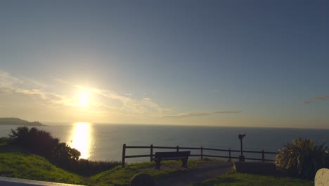 hermoso amanecer sobre el agua