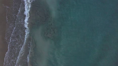 Vista-De-Drones-De-La-Playa-Tropical,-Vista-De-Pájaro-De-Las-Olas-Del-Océano-Chocando-Contra-Una-Playa-Vacía-Desde-Arriba