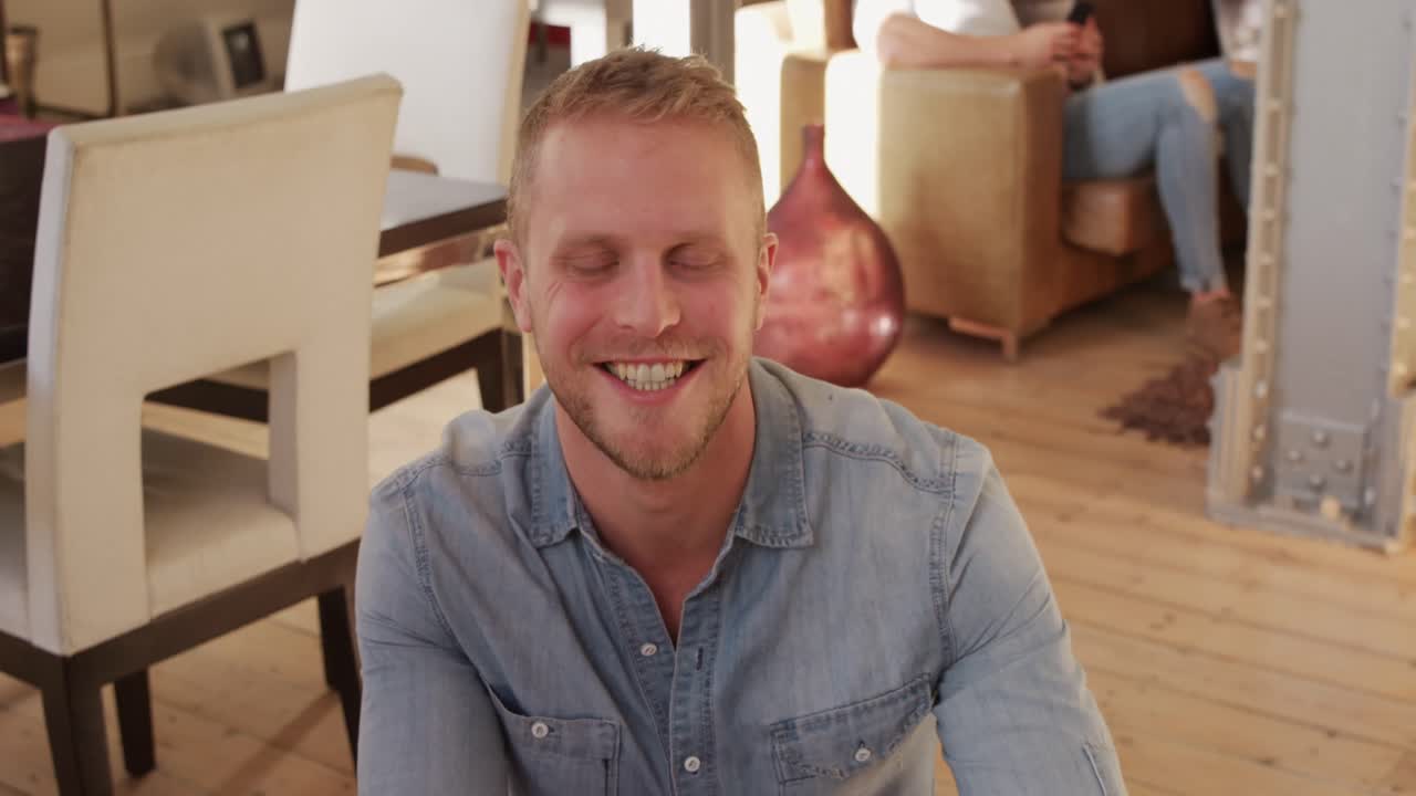 hombre caucásico en distanciamiento social mirando a la cámara