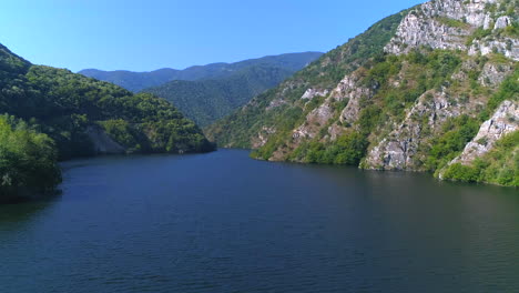 una vista desde lo alto al cauce del rio