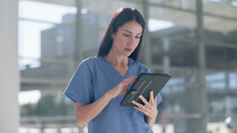 Enfermera,-Mujer-Y-Tableta-En-El-Hospital-Para-Atención-Médica