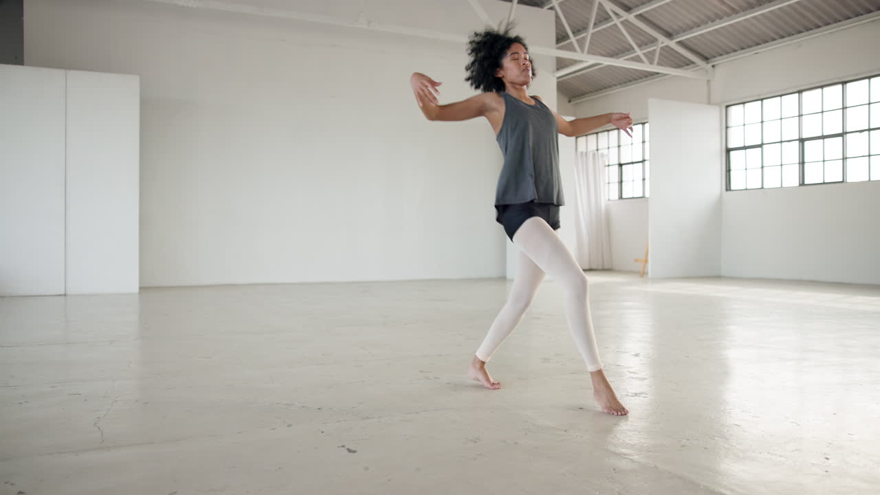 danza, música y energía con una mujer en un estudio