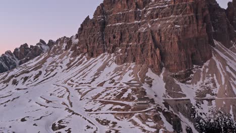 Drohnenschuss-In-Richtung-Refugio-Auronzo-Tre-Cime-Dolomites-Sonnenuntergang