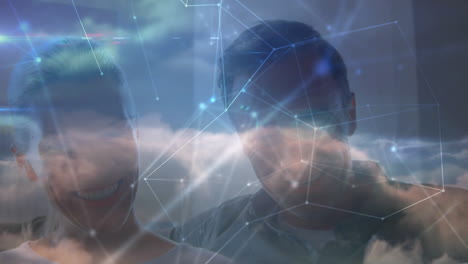 animación de redes de conexiones con iconos sobre pareja feliz