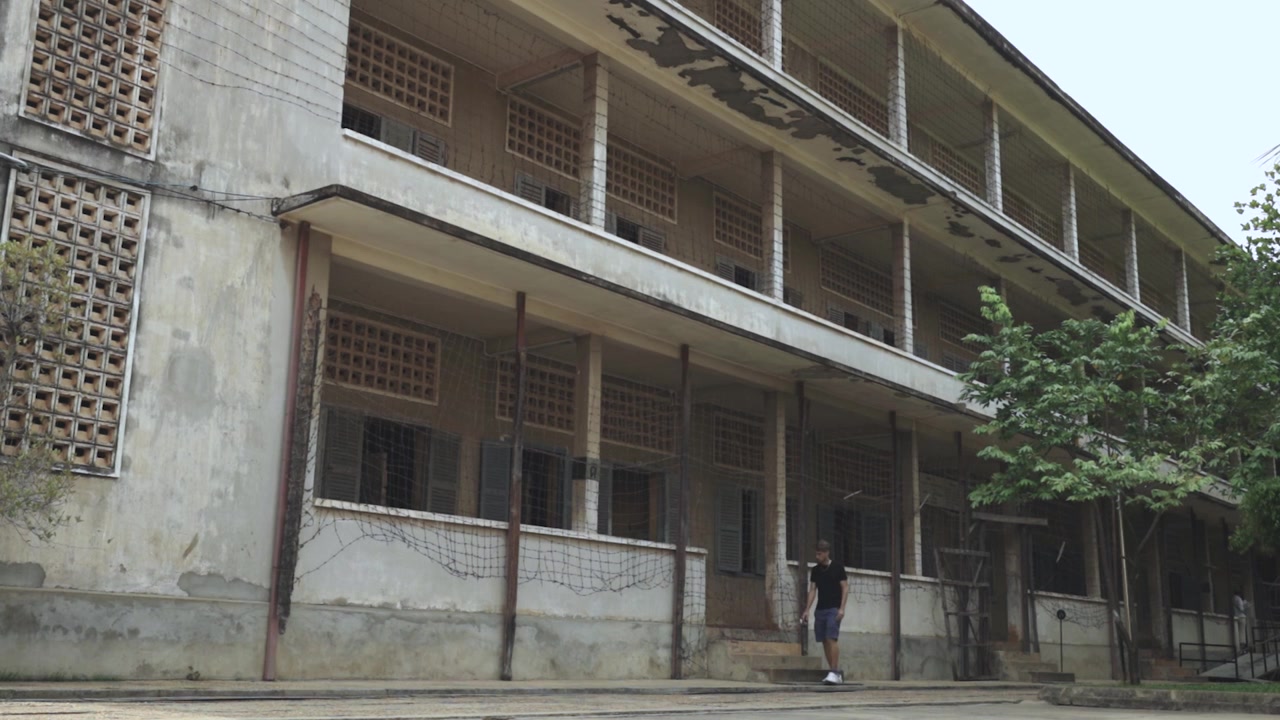 Hombre camina en la prisión de Toul Sleng, Camboya.