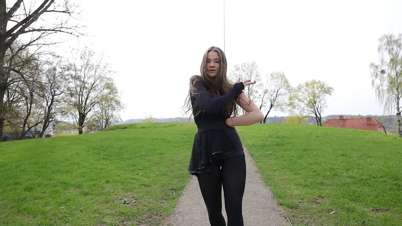 Donna di talento che danza in un luogo sereno all'aperto.