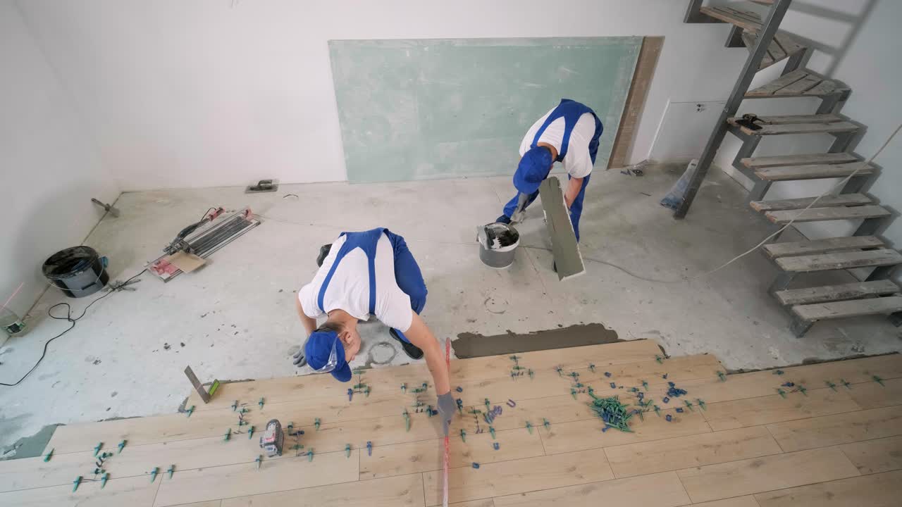 construcción, renovación, reparación de apartamentos. instalación de azulejos de cerámica para el suelo - medición y corte de las piezas. cortes de azulejas. corte de azulajes