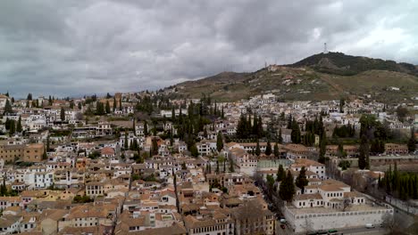 Amplia-Vista-Panorámica-Abierta-Sobre-La-Ciudad-De-Granada-En-España-En-Un-Día-Nublado