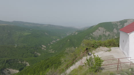 Kleines,-Verstecktes-Gebäude-Im-Einklang-Mit-Der-Natürlichen,-Georgianischen-Landschaft-Dahinter