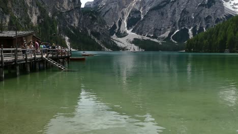 Wunderbarer-Blick-Auf-Den-Pragser-Wildsee-In-Den-Dolomiten