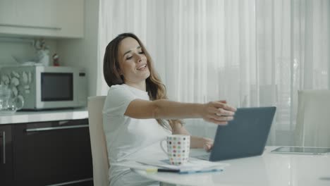 mujer joven tiene descanso en el trabajo de la computadora en casa. persona feliz estiramiento