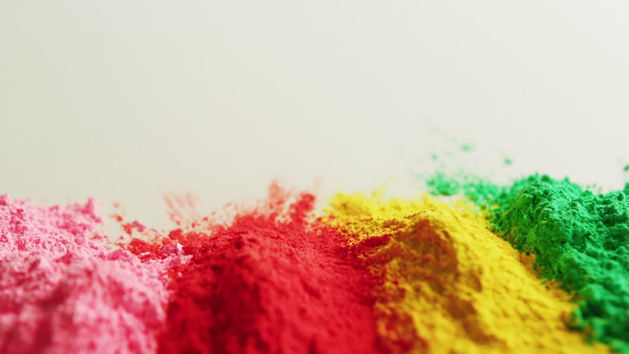 Video di polveri multicolori con spazio per testo su sfondo bianco