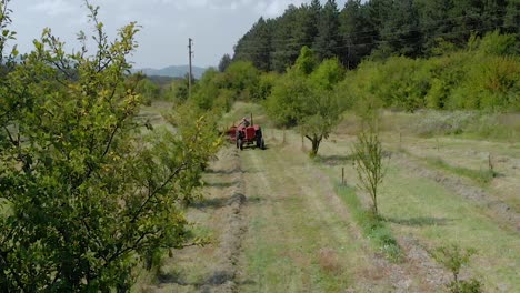 Agricultor-Con-Tractor-Hacer-Balas-De-Heno-2