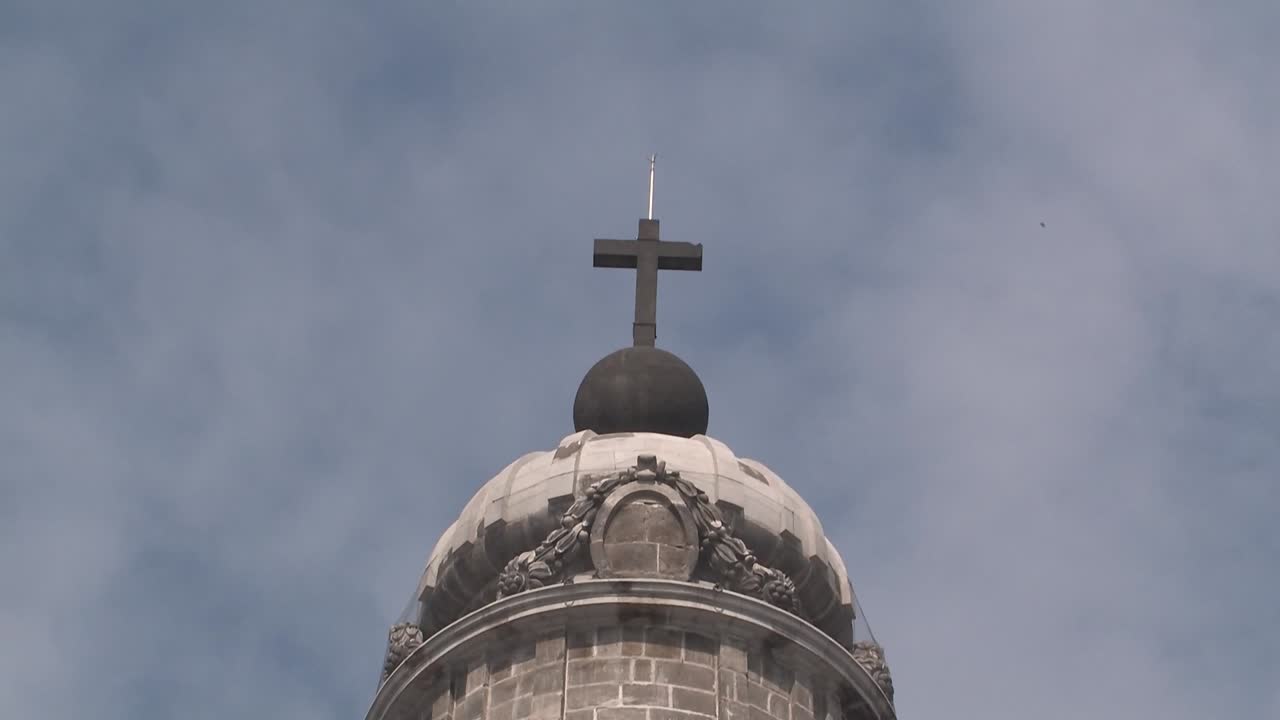 cima de la torre con cruz en la catedral metropolitana de la ciudad de méxico