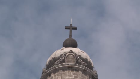 cima de la torre con cruz en la catedral metropolitana de la ciudad de méxico