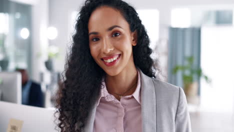 Negocios,-Sonrisa-Y-Feliz-Con-Una-Mujer-En-El-Cargo.