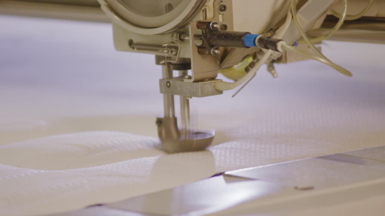 산업용 바느질 기계 바느질 패턴, 박스 스프링 침대 공장에서 클로즈업