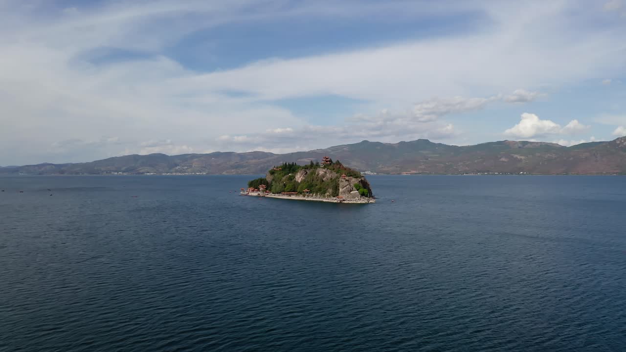 Isola nel lago Fuxian, nello Yunnan, Cina