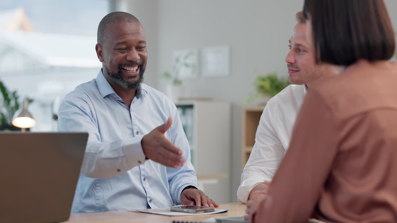 reunión, apretón de manos y promoción con una empresa