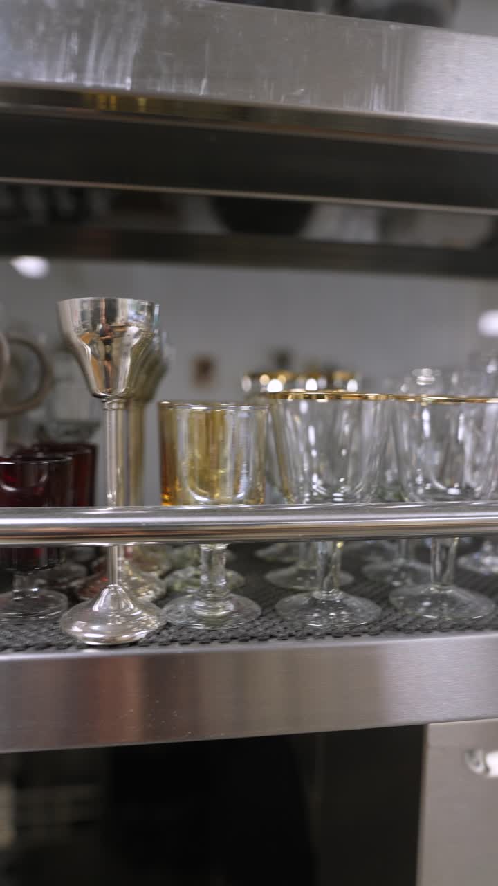 vidrios organizados en un estante de acero inoxidable