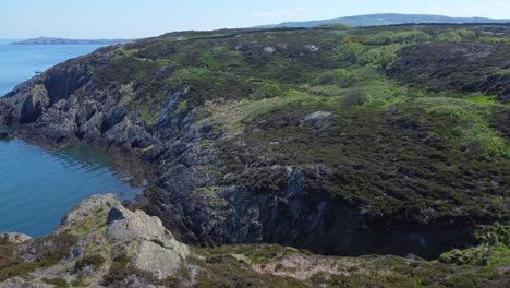 Pacífica-Amlwch-Anglesey-Norte-De-Gales-Montaña-Escarpada-Paseo-Costero-Vista-Aérea-Paso-Elevado-Adelante-Inclinar-Hacia-Abajo