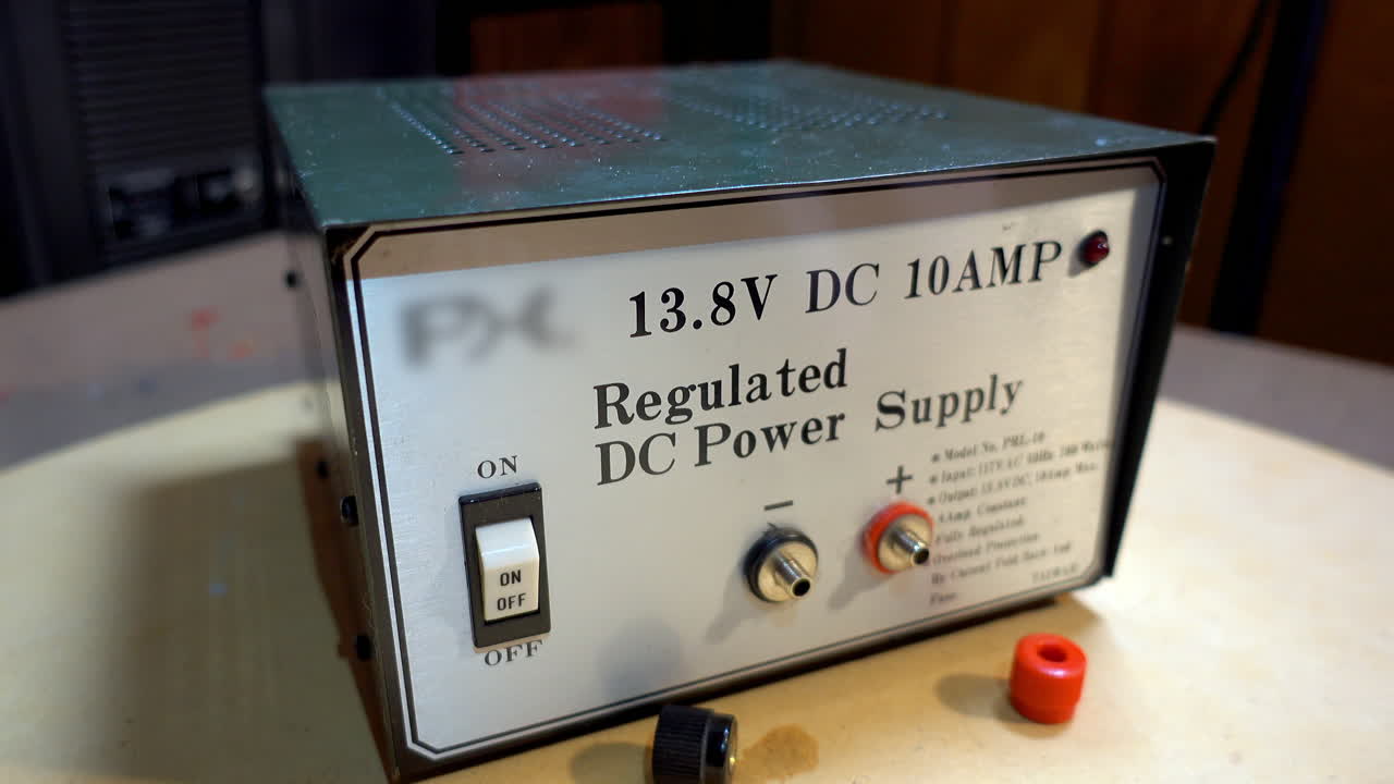 Direct current power supply used for electrolytic cleaning of corroded, rusty metal