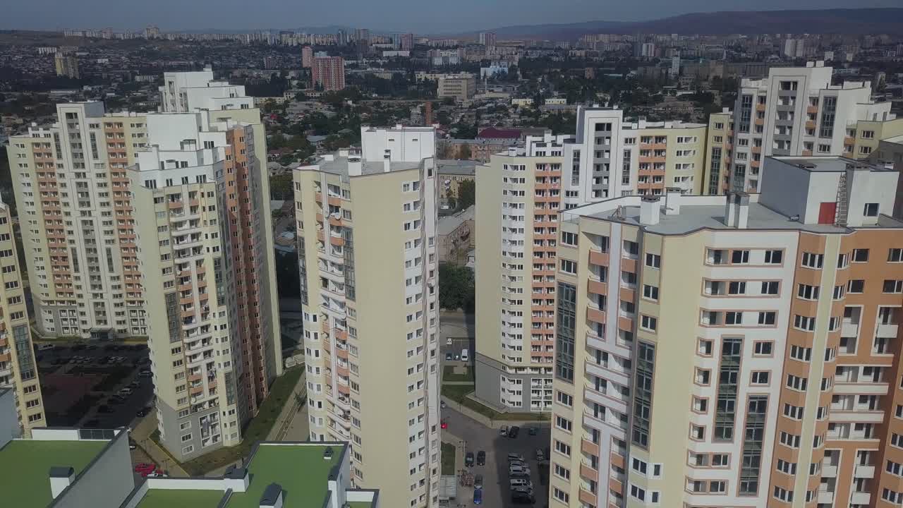 me gusta escuchar esta música cuando estoy caminando aquí: "una vez fuimos construidos como torres, nada en absoluto, fuimos construidos, como torres, ahora mi corazón no siente nada en absoluto".