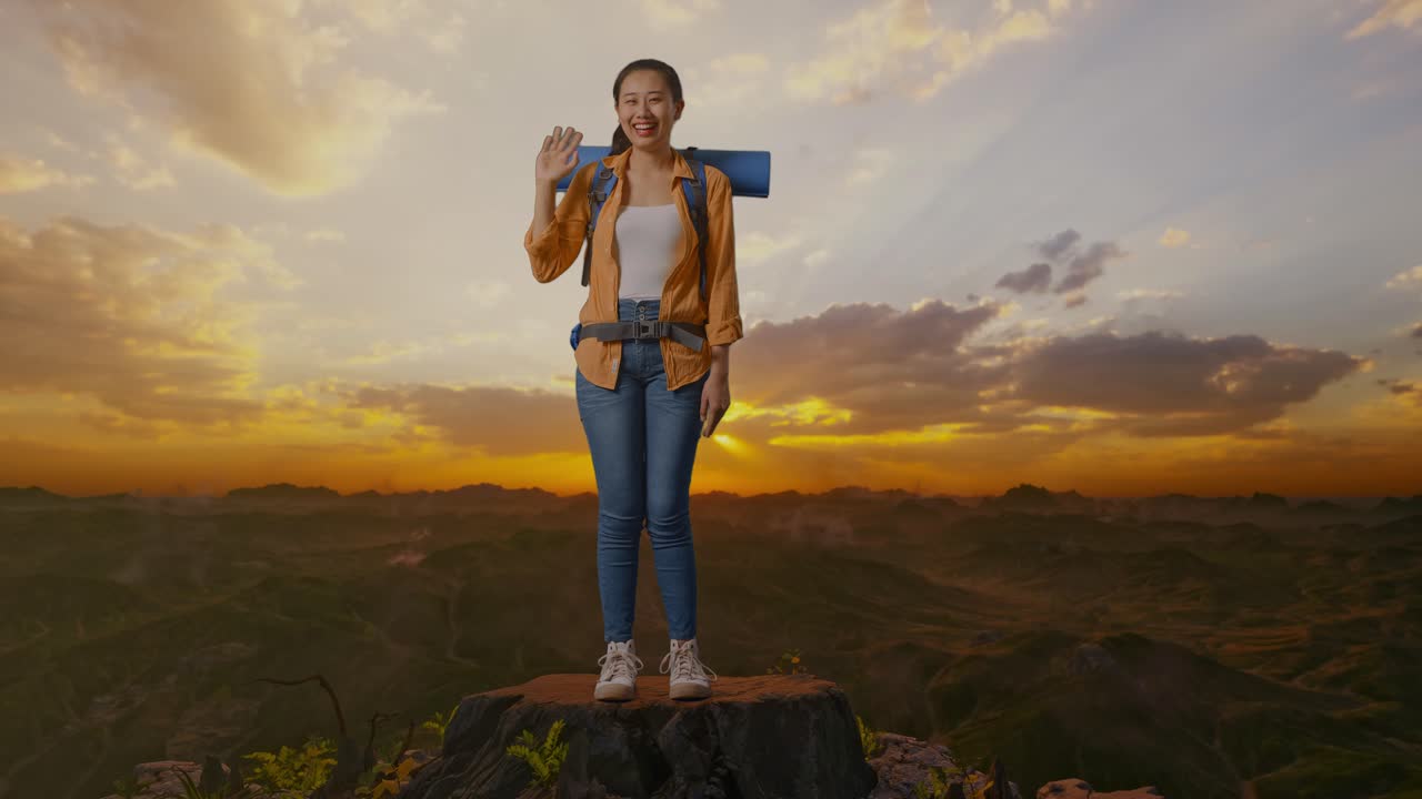 Escursionista donna in cima alla montagna al tramonto