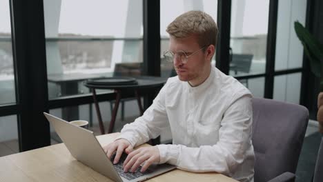 фрилансер работает с ноутбуком в кафе, использует беспроводный интернет и wi-fi, отправляет сообщения по электронной почте