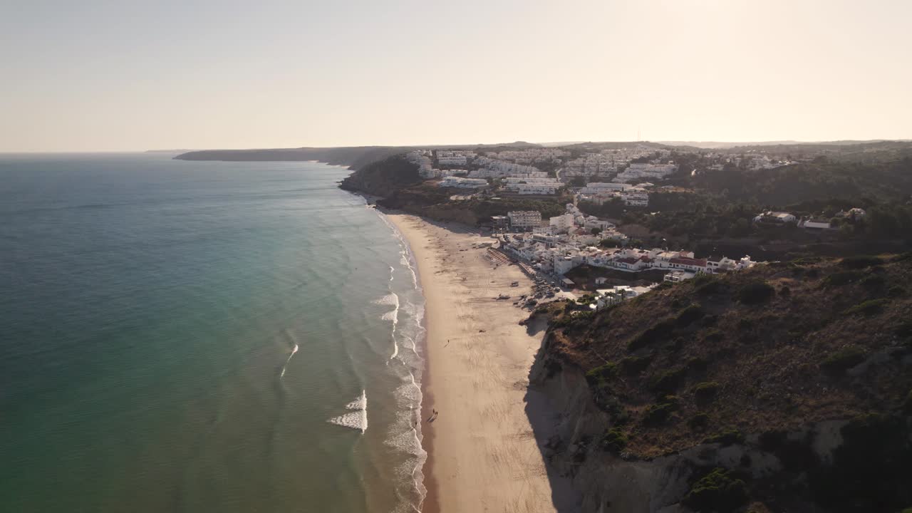 larga franja paradisíaca de arena y relajantes olas del océano, playa de salema, algarve, vista aérea