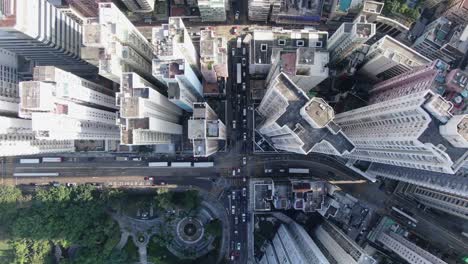 rascacielos del centro de la ciudad de hong kong y tráfico urbano, vista aérea