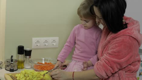 Linda-Niña-Cocinando-Con-Su-Madre.-Pequeña-Hija-Con-Madre-Juntos