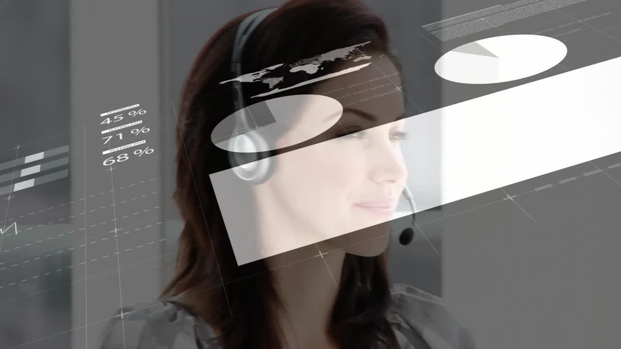 animación del procesamiento de datos financieros sobre una mujer de negocios caucásica usando auriculares de teléfono