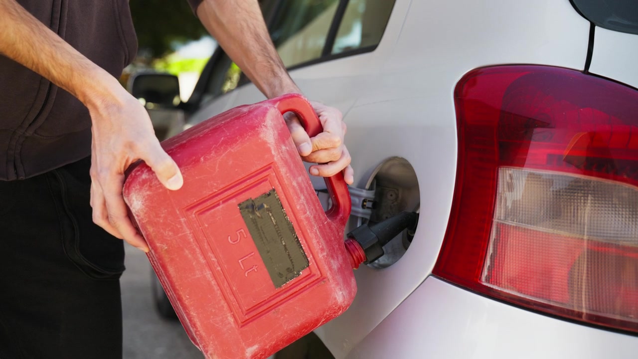 Versare benzina con la tanica nell'auto