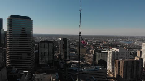 imágenes aéreas de la bandera estadounidense sobre edificios en el centro de minneapolis