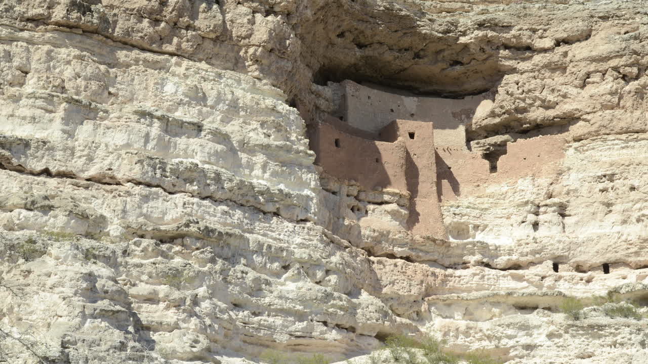 애리조나에 있는 몬테주마 성 국립 기념물의 고대 아메리카 인디언 유적을 가로질러 들어온 샤드워스의 시간 경과