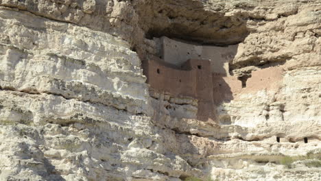 lapso de tiempo de shadwos arrastrándose a través de las antiguas ruinas indias americanas del monumento nacional del castillo de montezuma en arizona