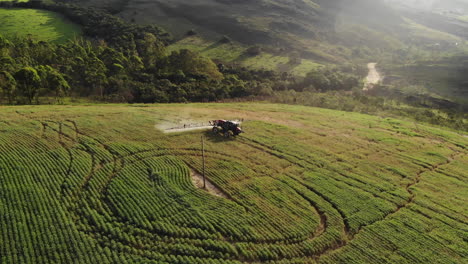 Tractor-Rociando-Plantaciones-De-Soja-En-Brasil