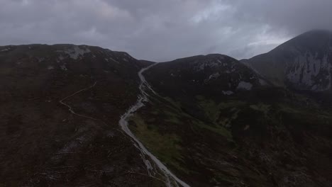 vista aérea siguiendo el camino a la montaña croagh patrick