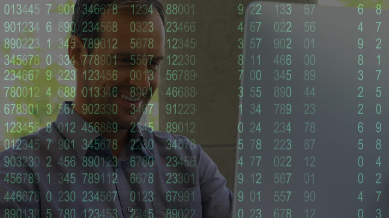 animación del procesamiento de datos sobre un empresario caucásico sonriente en la oficina