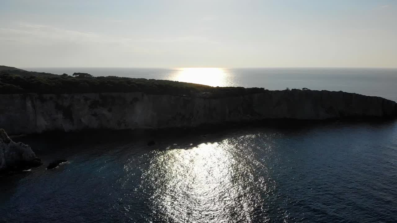 silueta de la isla tremiti en contraste con la puesta de sol durante un día de verano