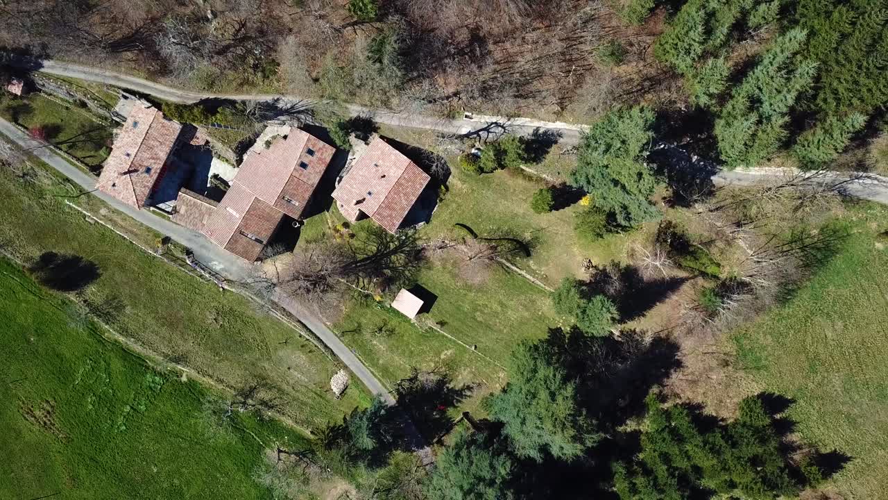 Widok z góry na starą francuską posiadłość wiejską w Ardèche.