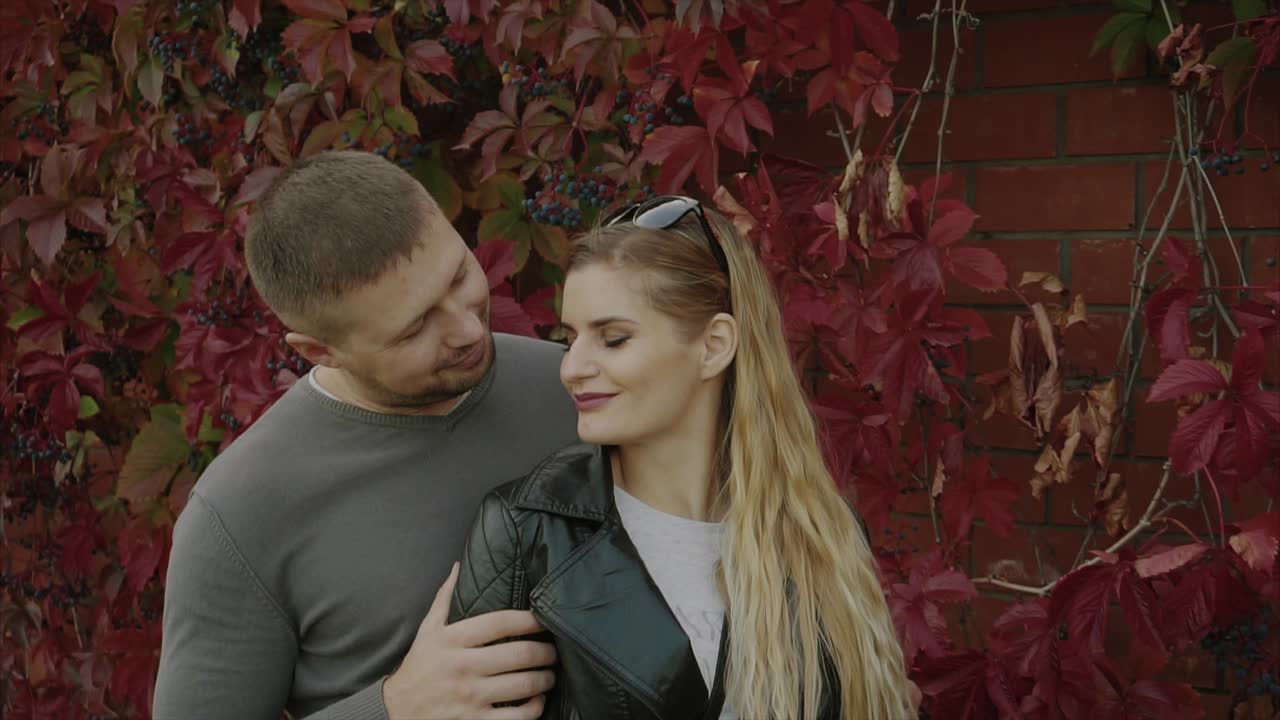 pareja en el entorno de otoño