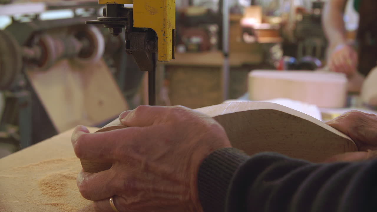 맞춤형 신발 제조업체 는 퍼즐 을 이용 하여 신발 을 위한 목재 를 마지막 으로 잘라낸다